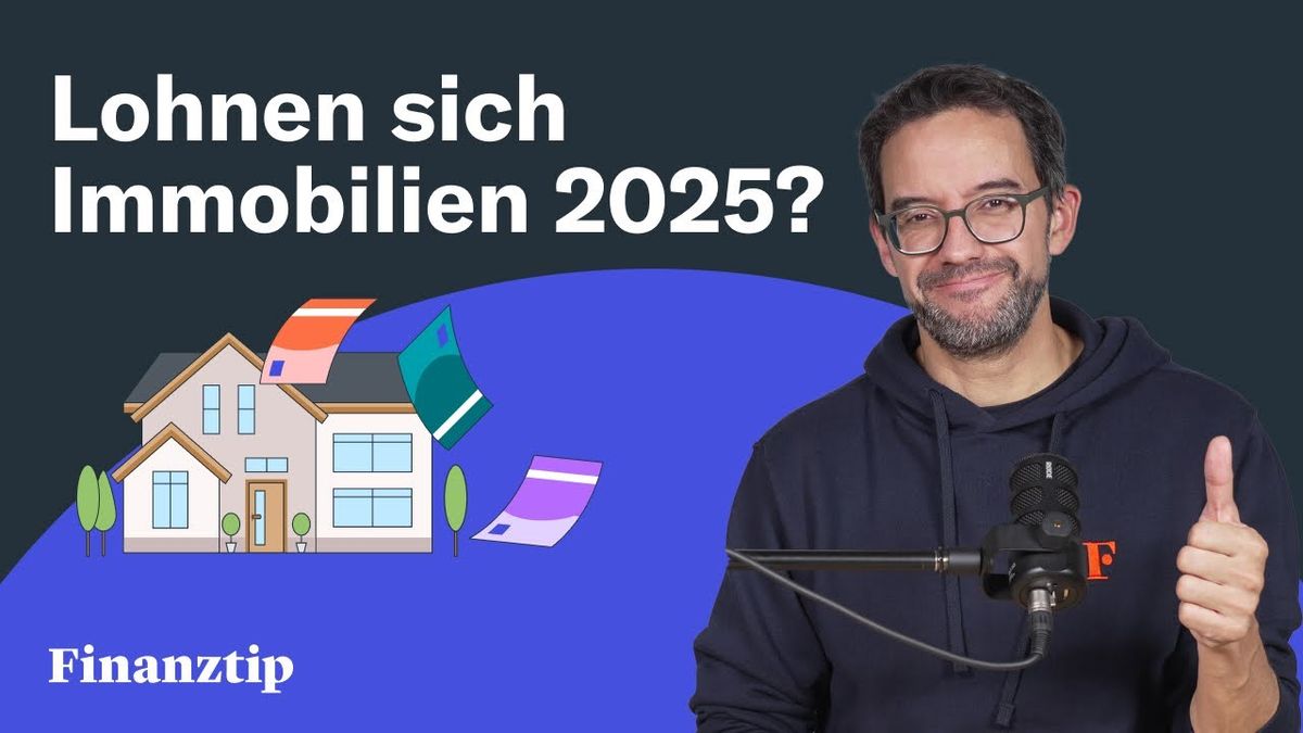 Vorschaubild des Videos "Lohnen sich Immobilien 2025?" vom Kanal Finanztip. Ein Mann im Anzug steht vor einem modernen Wohngebäude und blickt nachdenklich in die Ferne. Im Hintergrund sind weitere Gebäude und ein blauer Himmel zu sehen. Der Titel des Videos ist in großen, weißen Buchstaben eingeblendet.