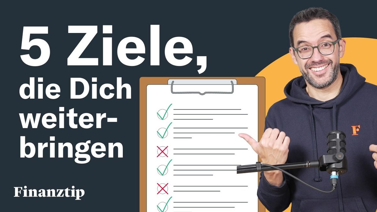 Vorschaubild des Videos "Diese Ziele bringen Dich 2025 wirklich weiter" vom Kanal Finanztip, zeigt eine Person, die auf ein Diagramm mit aufsteigenden Pfeilen zeigt, symbolisierend für Wachstum und Fortschritt.