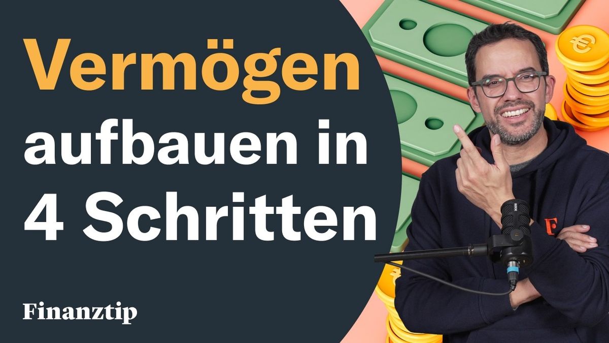 Vorschaubild für das Video "Wie Vermögen aufbauen? Wohlstand in 4 Schritten" vom Kanal Finanztip, zeigt einen Mann in einem Anzug, der auf ein Diagramm mit aufsteigenden Balken zeigt.