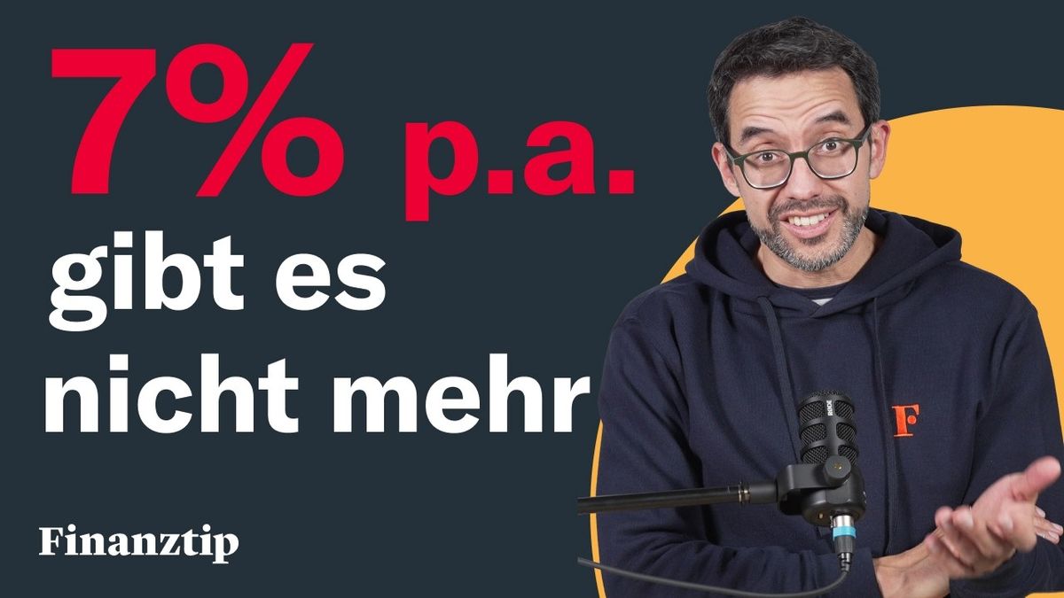 Vorschaubild des Videos "In Zukunft weniger Rendite bei ETFs: Reicht Dein Sparplan noch?" vom Kanal Finanztip, zeigt eine nachdenkliche Person vor einem Diagramm mit fallenden Kurven und ETFs-Logos.