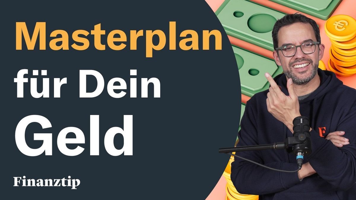 Vorschaubild für das Video "2 Methoden: Finanzen & Vermögen stressfrei ordnen" vom Kanal Finanztip zeigt eine Person, die entspannt an einem Tisch sitzt und Finanzdokumente sortiert. Im Hintergrund sind Diagramme und Symbole für Geld und Wachstum zu sehen.