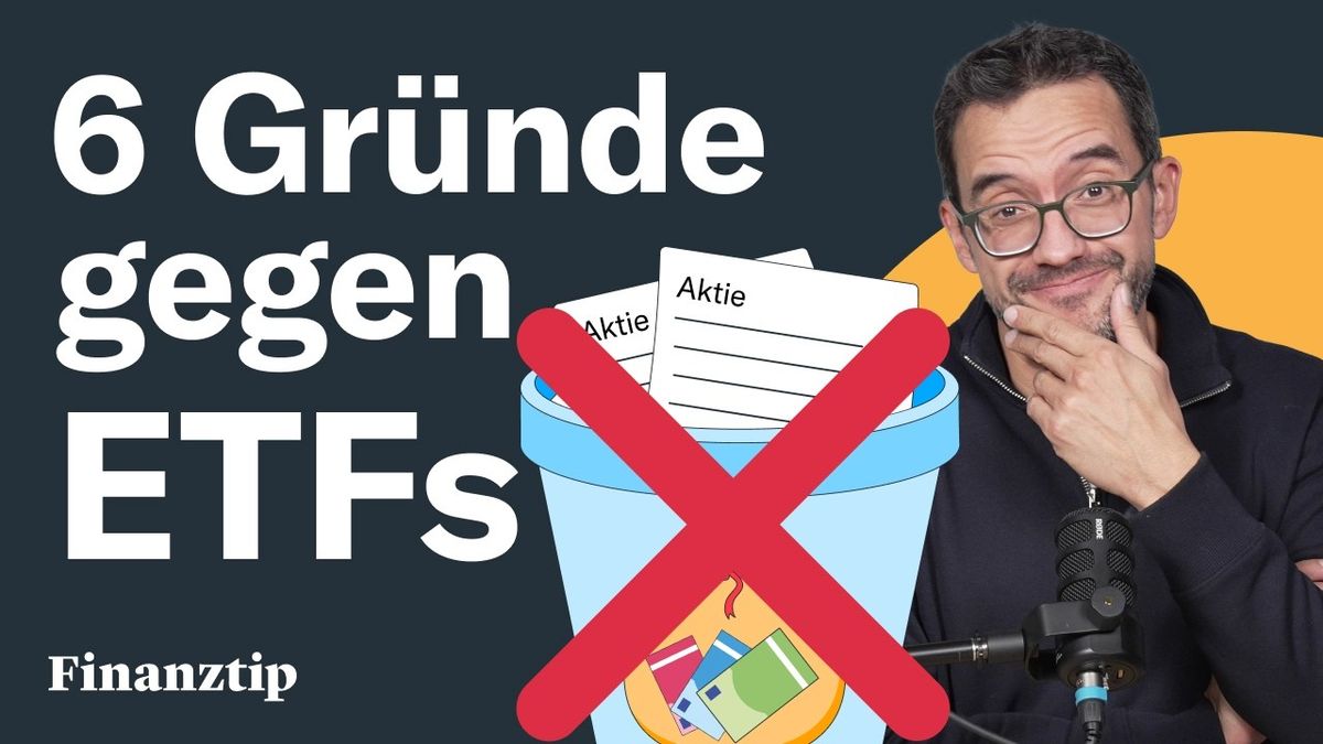 Vorschaubild des Videos "6 Gründe, die gegen ETFs sprechen – ETF-Kritik auf dem Prüfstand" vom Kanal Finanztip: Ein Mann in einem hellblauen Hemd zeigt mit besorgtem Gesichtsausdruck auf eine Tafel, auf der die Worte "6 Gründe gegen ETFs" stehen. Im Hintergrund sind Diagramme und Finanzgrafiken zu sehen.