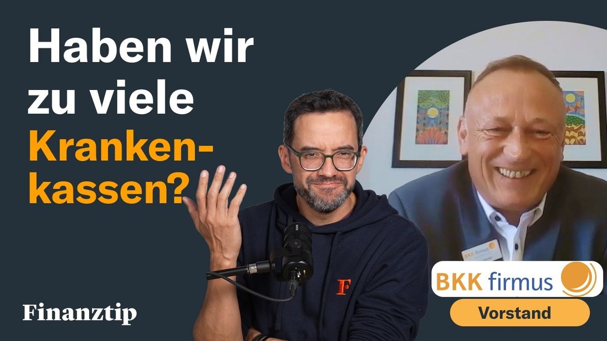 Vorschaubild des Videos mit dem Titel "Gibt es zu viele Krankenkassen? Wo spart die günstigste?" mit Dirk Harrer, Vorstand der BKK Firmus, vom Kanal Finanztip. Dirk Harrer sitzt lächelnd an einem Tisch, im Hintergrund sind Bücherregale zu sehen.